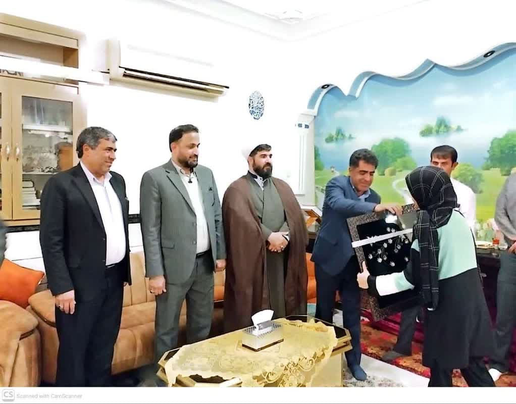 اهداءجوایز نفیس به نفرات برتر کنکور سراسری باحضور ریس اداره آموزش وپرورش و موسس محترم  و کادر همراه 