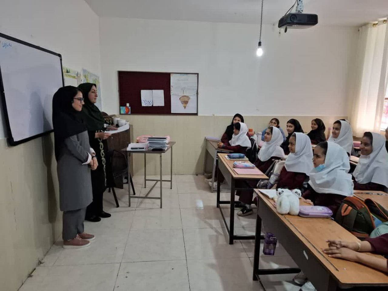 بازدیدمدیر خانم افشاری ازمجتمع دخترانه دانش پژوهان